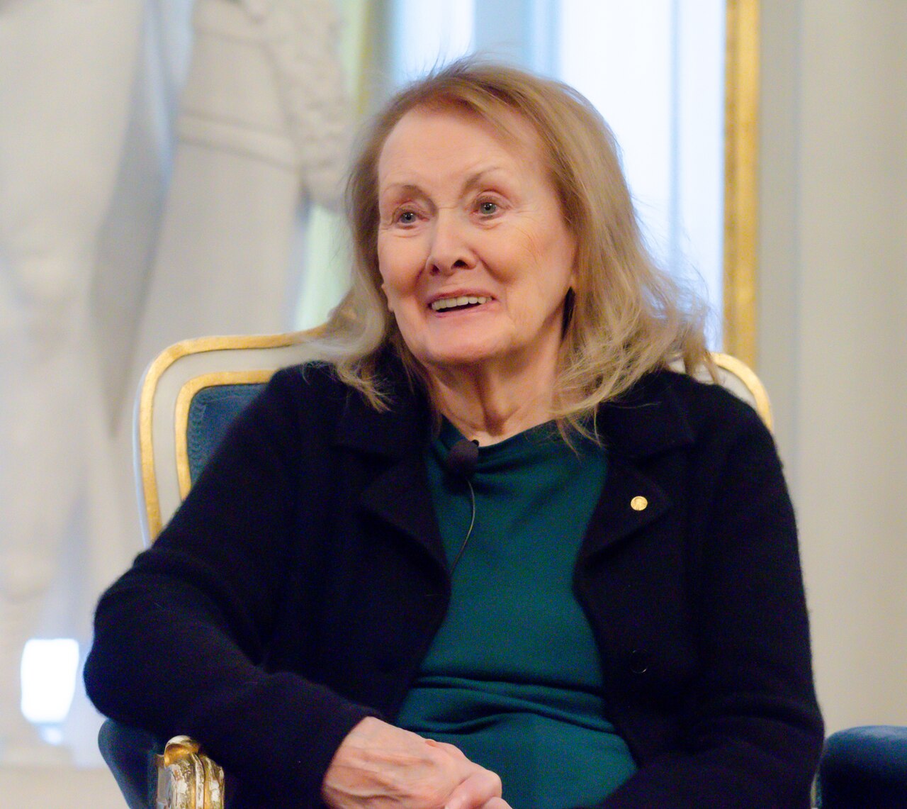 Annie Ernaux revient — et elle le fait avec trois livres à la fois