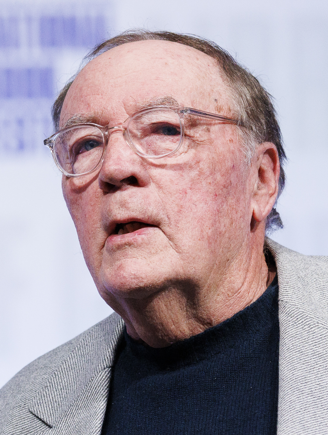 James Patterson dona diez millones de dólares para que los adolescentes lean. La pregunta es si eso basta.