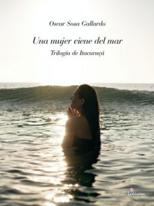 Una mujer viene del mar