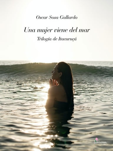 Una mujer viene del mar