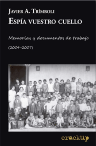 Publication 1 Un hombre con paraguas parado en la esquina